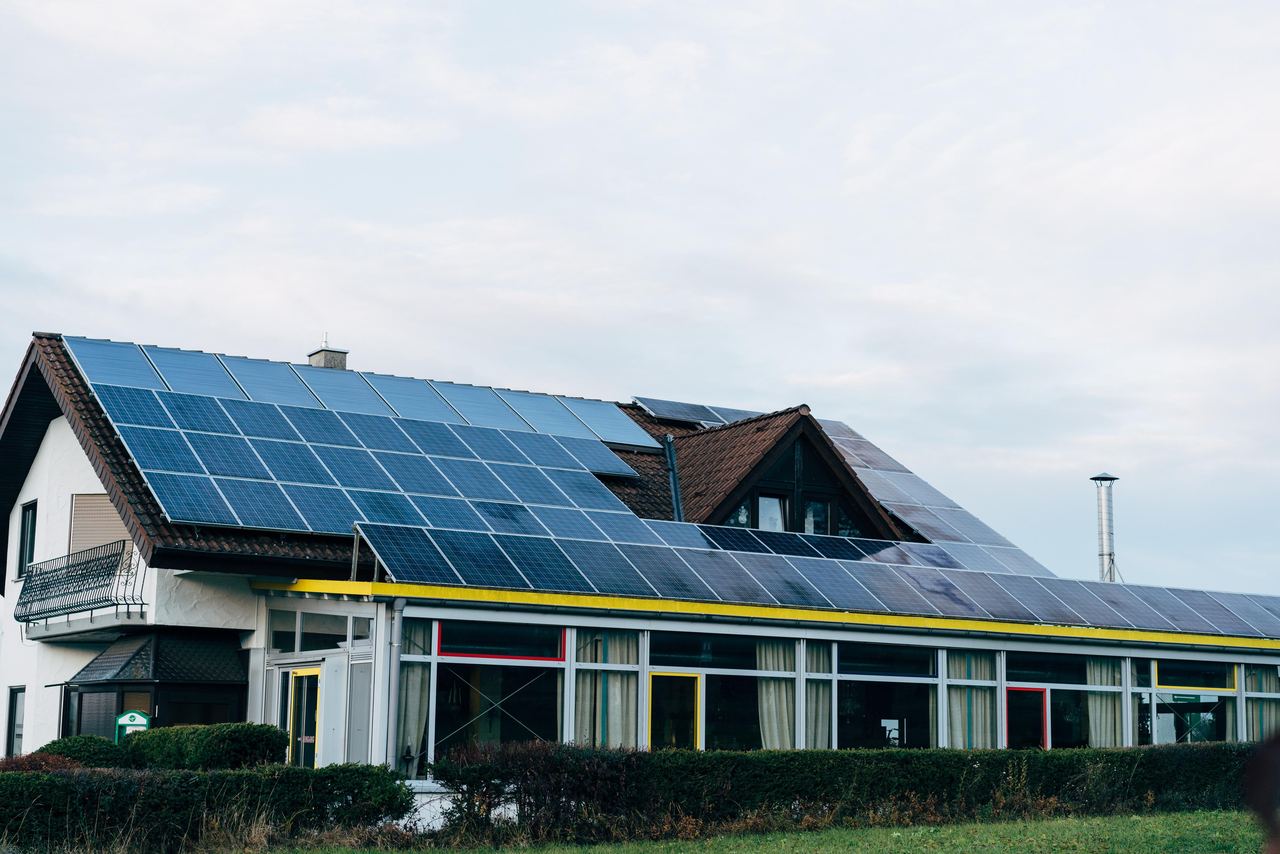Gebäude mit Photovoltaikanlage auf dem Dach