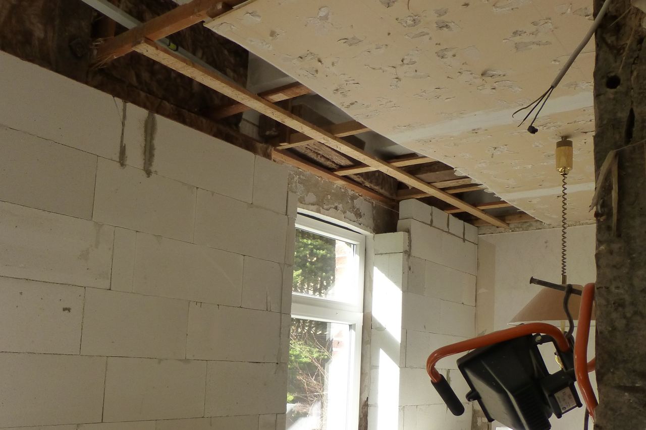 Raum im Rohbau während einer Sanierung mit offener Decke
